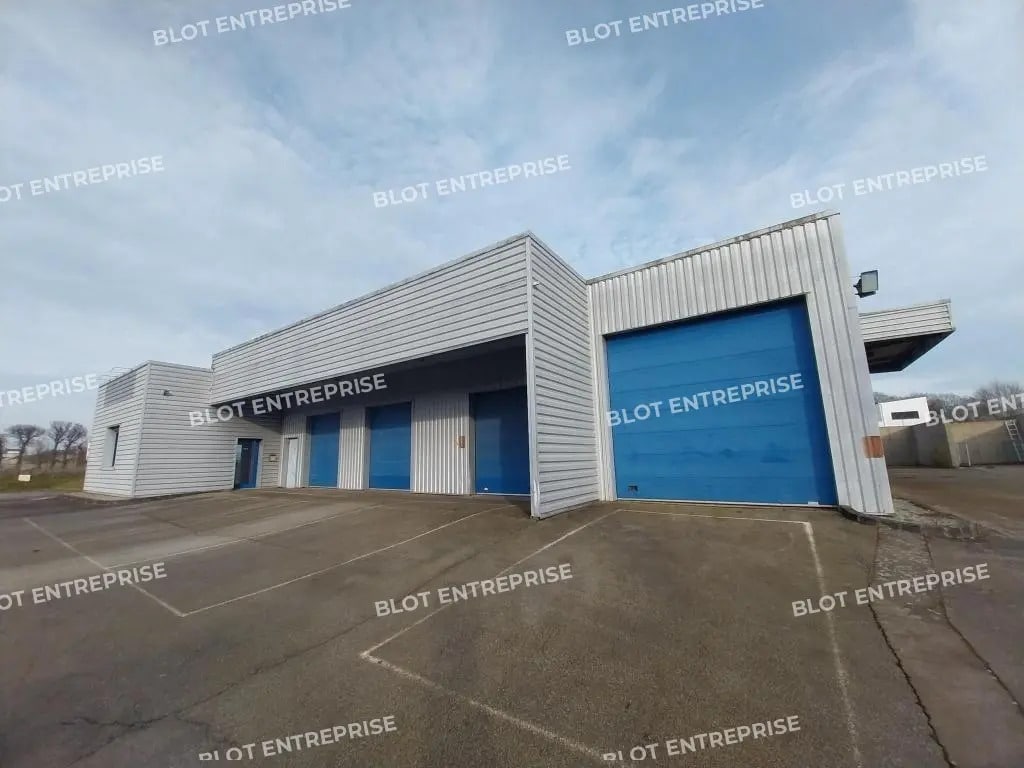 Local d'activités dans Noyal-Pontivy à vendre Photo de l’immeuble– Image 1 sur 10