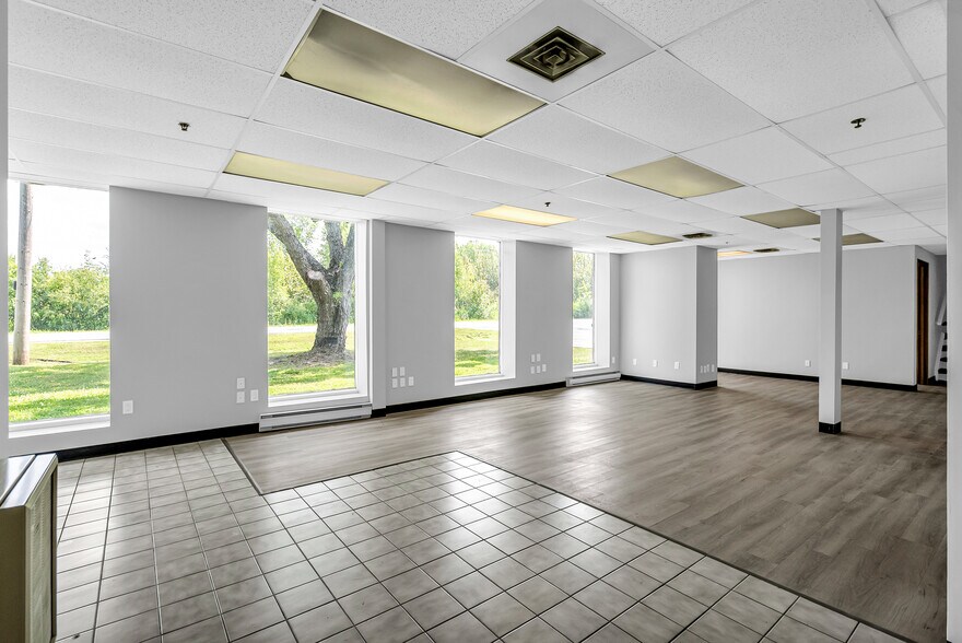 700 Wallrich Av, Cornwall, ON à vendre - Photo de l’immeuble – Image 2 sur 8
