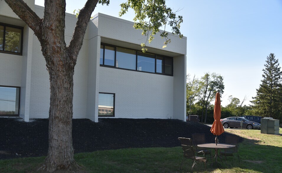 9900 Carver Rd, Blue Ash, OH à louer - Photo de l’immeuble – Image 2 sur 7