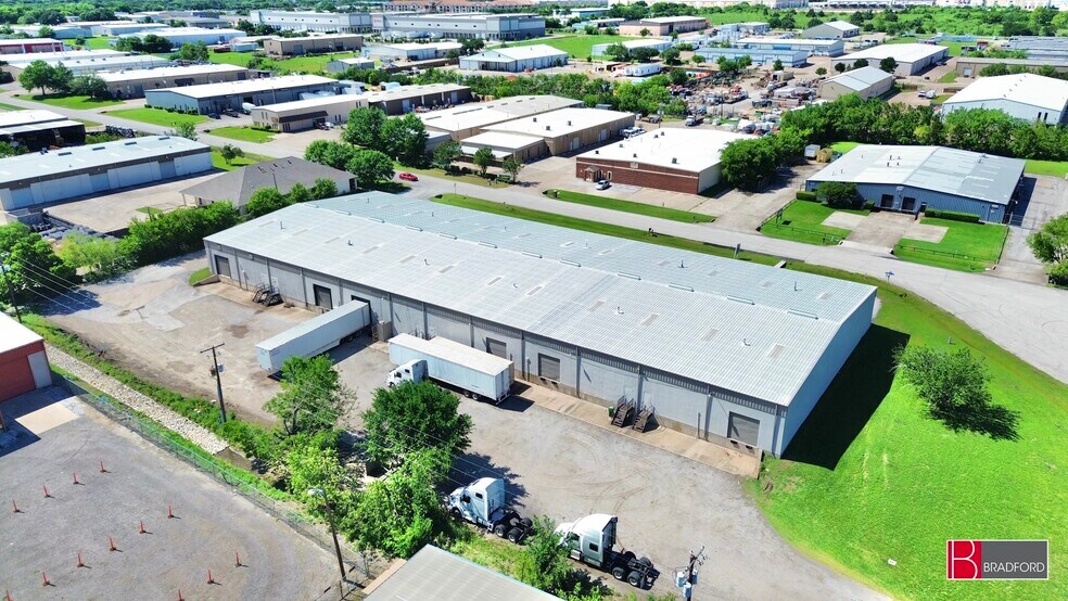 1000-1008 N Commercial Blvd, Arlington, TX à louer - Photo de l’immeuble – Image 3 sur 7