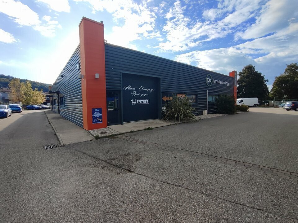 Local commercial dans Bourgoin-Jallieu à louer Photo de l’immeuble– Image 1 sur 6