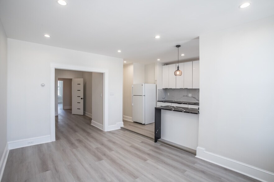 6717 Myrtle Ave, Glendale, NY à vendre - Photo de l’immeuble – Image 3 sur 32