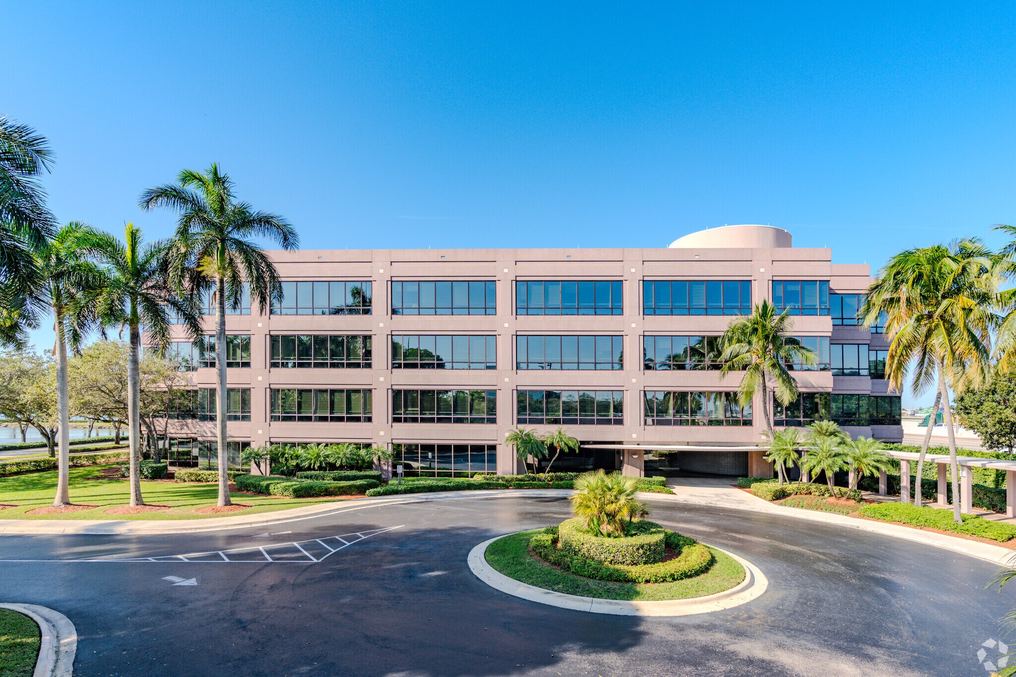 6303 Waterford District Dr, Miami, FL à louer Photo de l’immeuble– Image 1 sur 8