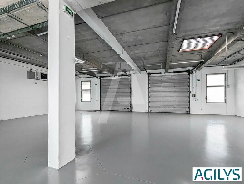 Local d’activités dans La Verrière à louer - Photo de l’immeuble – Image 3 sur 12