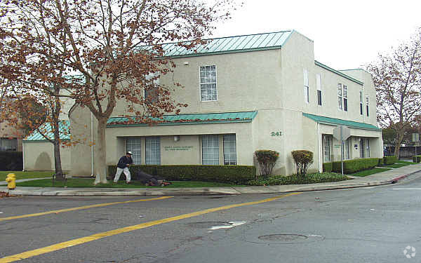 241 E 10th St, Tracy, CA à vendre - Photo principale – Image 1 sur 3