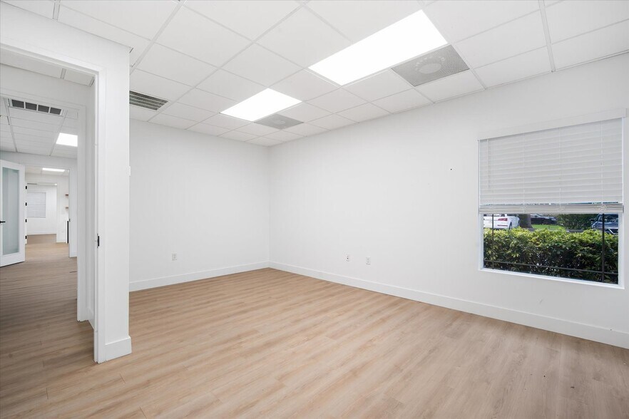 8626 N Himes Ave, Tampa, FL à vendre - Photo intérieure – Image 3 sur 30