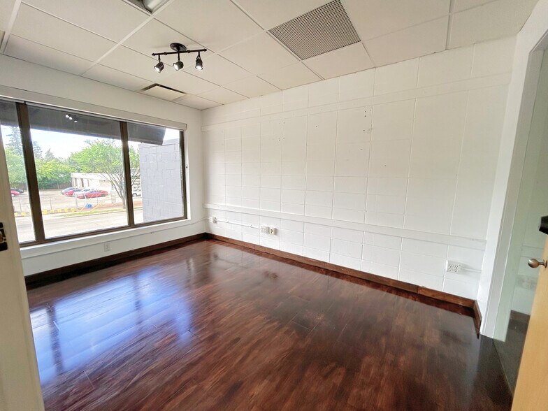 7505 104th St, Edmonton, AB à louer - Photo de l’immeuble – Image 3 sur 14