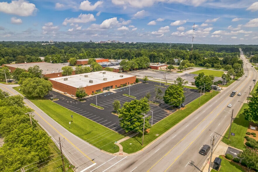 2080 Brentwood St, High Point, NC à louer - Photo principale – Image 1 sur 42