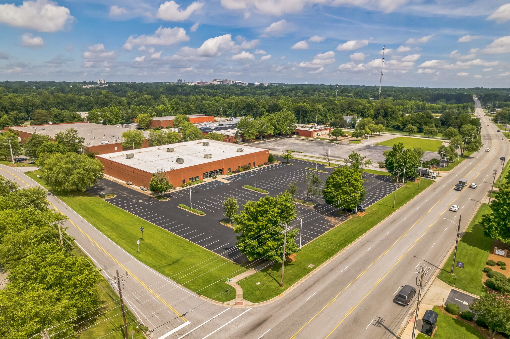 2080 Brentwood St, High Point, NC à vendre Photo de l’immeuble– Image 1 sur 43