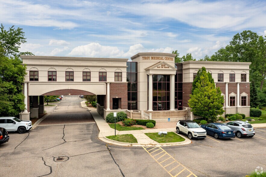 1639 E Big Beaver Rd, Troy, MI à louer - Photo de l’immeuble – Image 1 sur 4