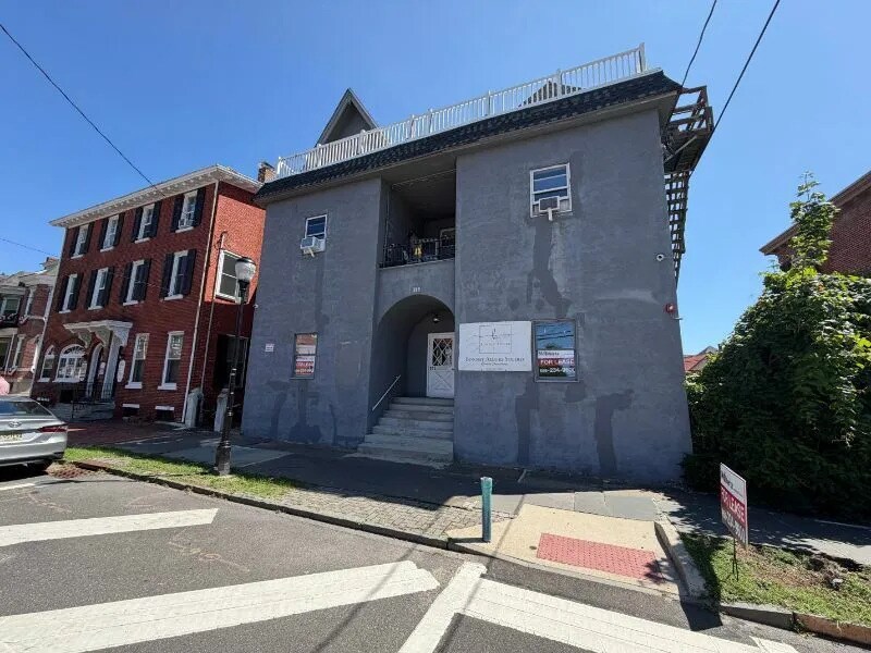 215 High St, Mount Holly, NJ à louer Photo de l’immeuble– Image 1 sur 2