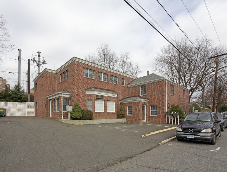 27 Pine St, New Canaan, CT à louer - Photo de l’immeuble – Image 1 sur 14