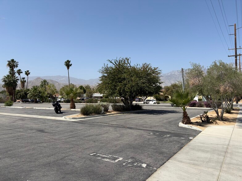 33055 Cathedral Canyon Dr, Cathedral City, CA à vendre - Photo de l’immeuble – Image 2 sur 5