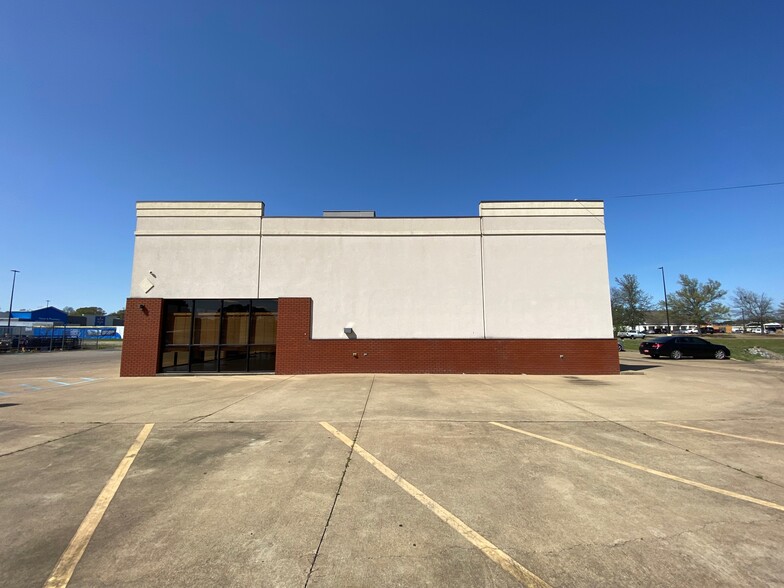 213 Walmart Cir, Booneville, MS à louer - Photo de l’immeuble – Image 3 sur 7