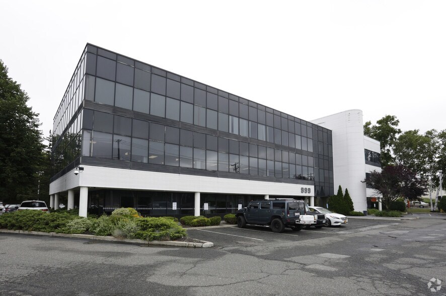 999 Walt Whitman Rd, Melville, NY à louer - Photo de l’immeuble – Image 1 sur 7