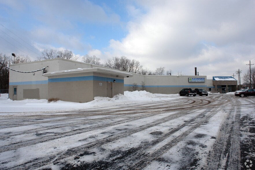 31015 Grand River Ave, Farmington, MI à louer - Photo de l’immeuble – Image 3 sur 10