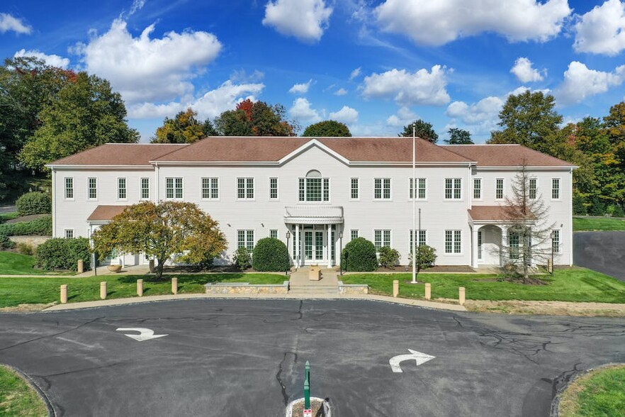 11 Mile Hill Rd, Newtown, CT à louer - Photo principale – Image 1 sur 12