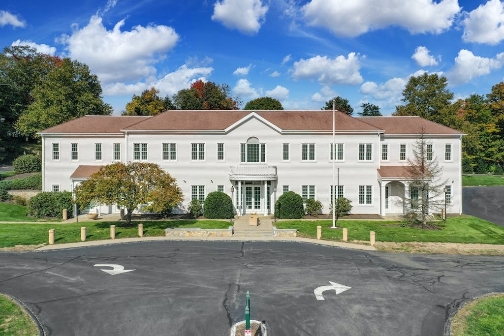 11 Mile Hill Rd, Newtown, CT à louer Photo principale– Image 1 sur 13