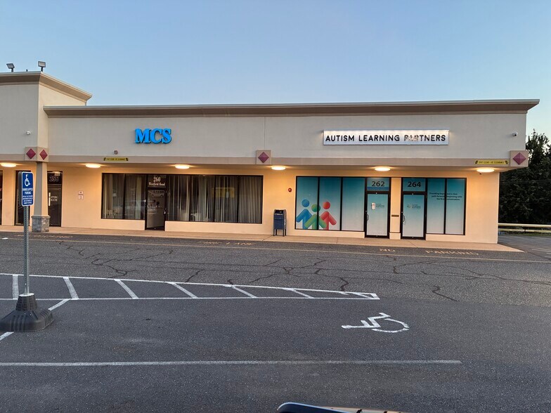 West Holyoke Plaza portefeuille de 3 biens à vendre sur LoopNet.fr - Photo de l’immeuble – Image 3 sur 14