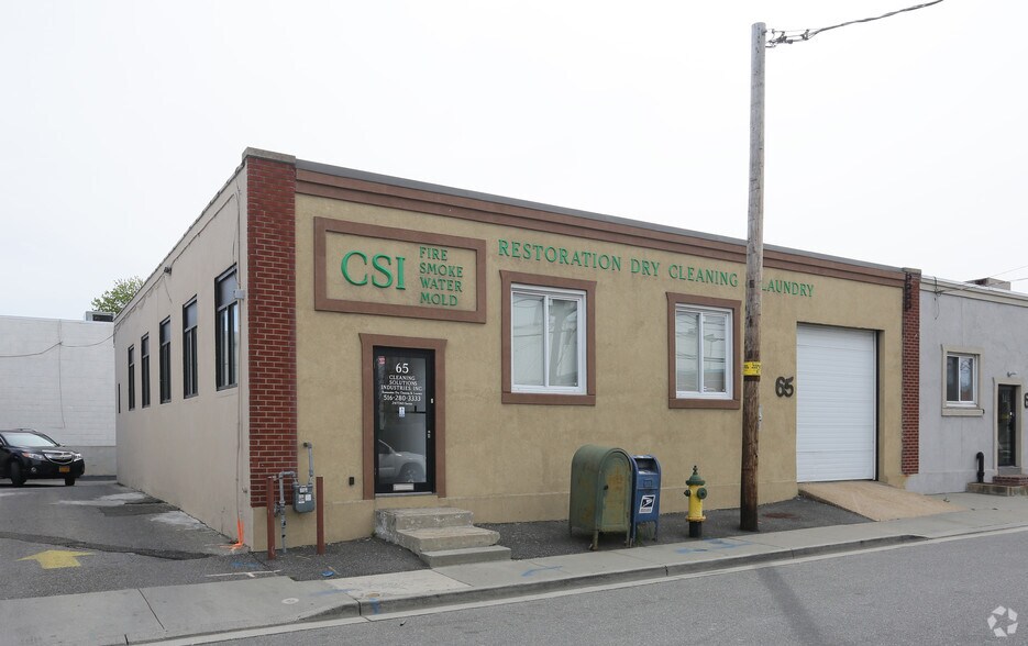 65 Albany Ave, Freeport, NY à louer - Photo principale – Image 1 sur 6