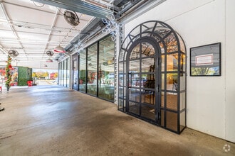 3011 Gulden Ln, Dallas, TX à louer Photo de l’immeuble– Image 2 sur 10