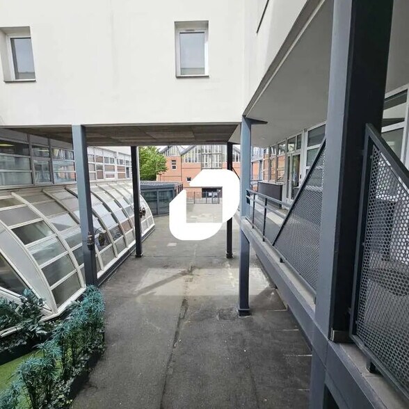 Bureau dans Saint-Denis à louer - Photo de l’immeuble – Image 1 sur 24