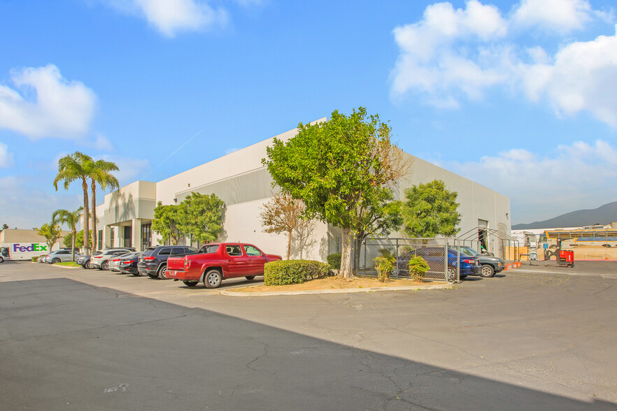 1137 E Philadelphia St, Ontario, CA à louer - Photo de l’immeuble – Image 3 sur 5