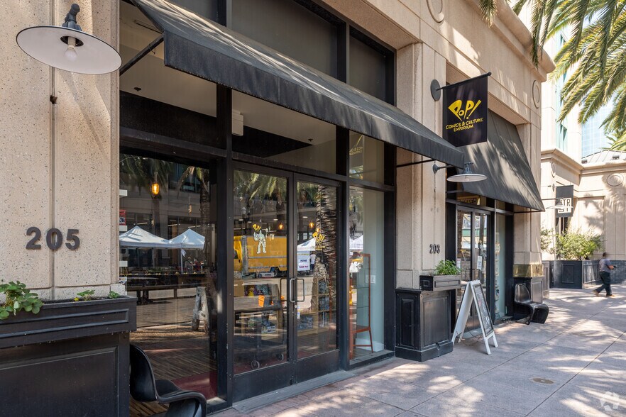 131-195 W Center Street Promenade, Anaheim, CA à louer - Photo de l’immeuble – Image 3 sur 19