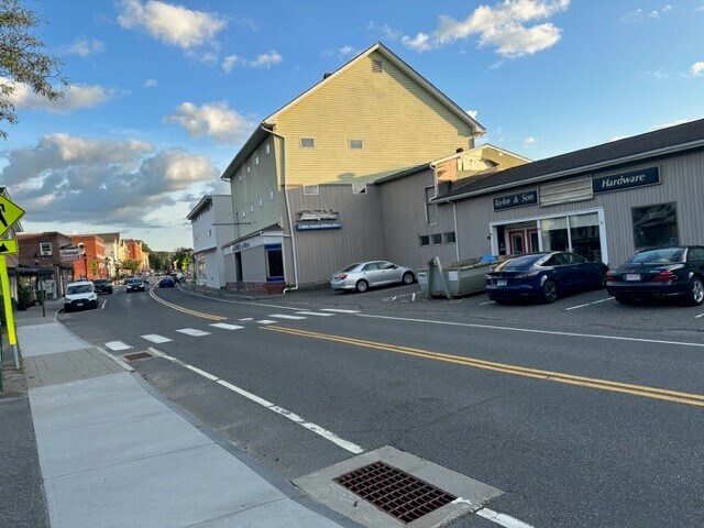 85 Railroad St, New Milford, CT à vendre - Photo de l’immeuble – Image 2 sur 6