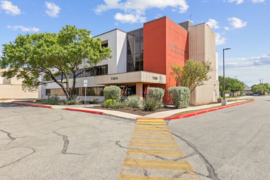 7390 Barlite Blvd, San Antonio, TX à louer - Photo de l’immeuble – Image 2 sur 16