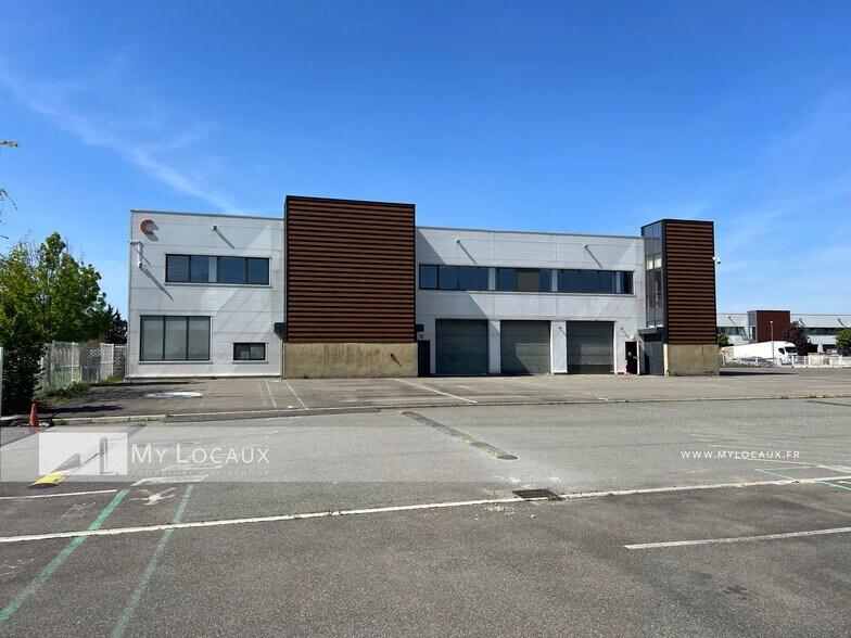 Local d’activités dans Stains à louer - Photo de l’immeuble – Image 1 sur 7