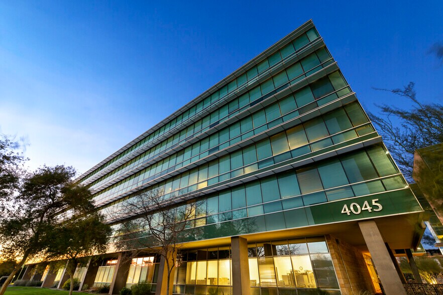 4045 S Riverpoint Pky, Phoenix, AZ à vendre - Photo principale – Image 1 sur 12