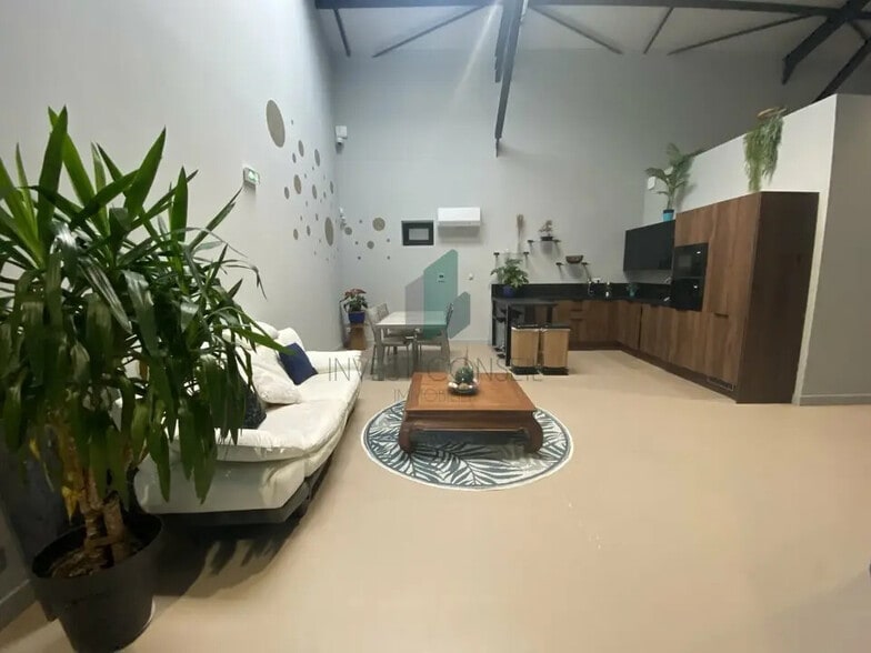 Local d’activités dans Montlignon à louer - Photo de l’immeuble – Image 3 sur 9