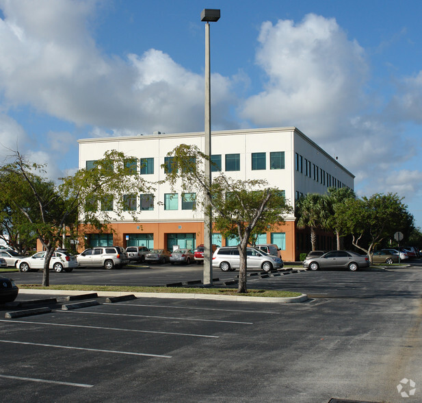 7369 Sheridan St, Hollywood, FL à louer - Photo principale – Image 1 sur 10