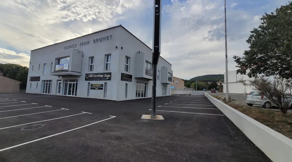 Local d’activités dans Solliès-Pont à louer - Photo de l’immeuble – Image 1 sur 4