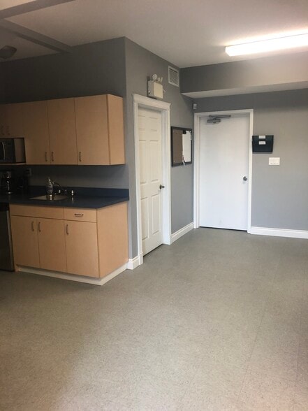 Unit 8 7471 Edgar Industrial bend, Red Deer, AB à louer - Photo intérieure – Image 2 sur 7