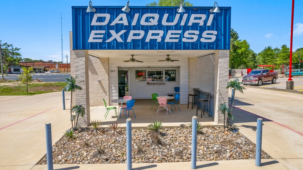 207 N Henderson Blvd, Kilgore, TX à louer - Photo de l’immeuble – Image 3 sur 35