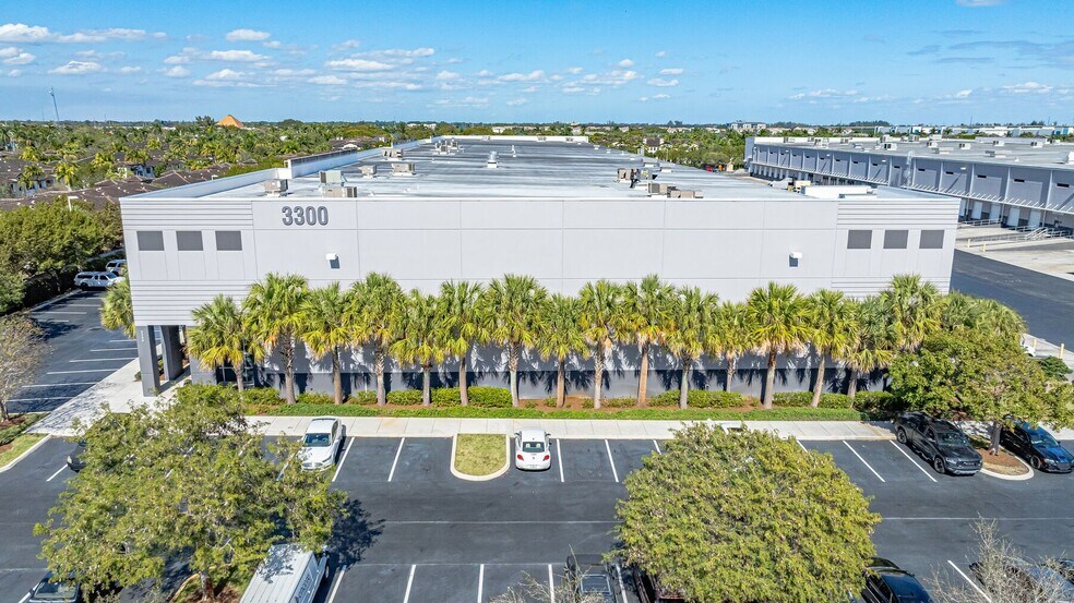 3300 SW 64th Ave, Davie, FL à louer - Photo de l’immeuble – Image 3 sur 13