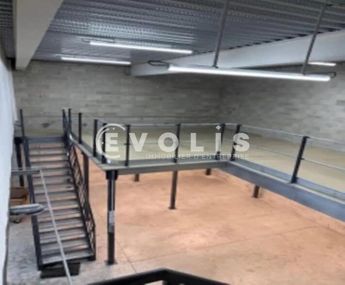 Local d’activités dans Villeneuve-la-Garenne à louer - Photo de l’immeuble – Image 2 sur 12