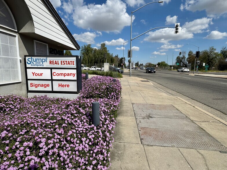 2045 E Ashlan Ave, Fresno, CA à louer - Photo de l’immeuble – Image 3 sur 8