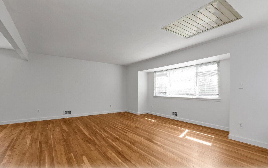 2461 Merrick Ave, Merrick, NY à vendre - Photo intérieure – Image 2 sur 30