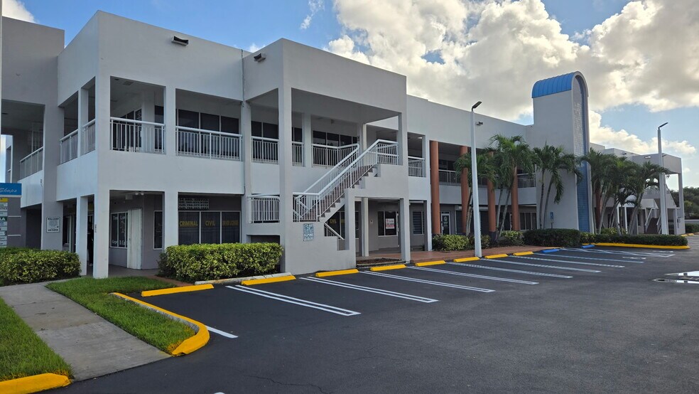 17325 NW 27th Ave, Miami Gardens, FL à louer - Photo de l’immeuble – Image 2 sur 6