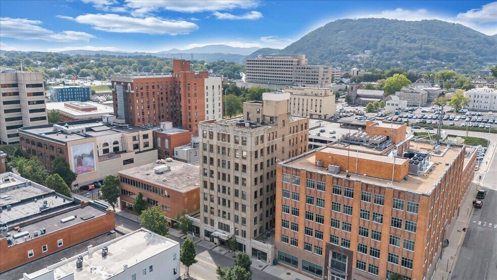 30 Franklin Rd SW, Roanoke, VA à louer - Photo de l’immeuble – Image 1 sur 13