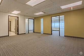 5920 & 5940 Macleod Trl SW, Calgary, AB à louer Photo intérieure– Image 1 sur 7