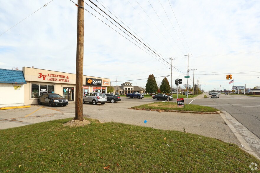 5270 Corunna Rd, Flint, MI à louer - Photo de l’immeuble – Image 2 sur 12