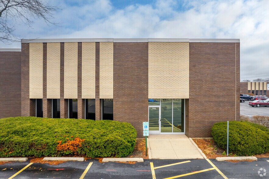 7510-7540 N Caldwell Ave, Niles, IL à louer - Photo de l’immeuble – Image 2 sur 6
