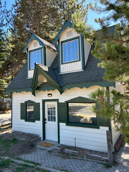 821 Roger Ave, South Lake Tahoe, CA à louer - Photo de l’immeuble – Image 1 sur 18