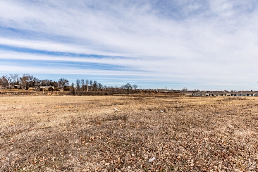 4300 W 24th Pl, Lawrence, KS à louer - Photo de l’immeuble – Image 3 sur 5