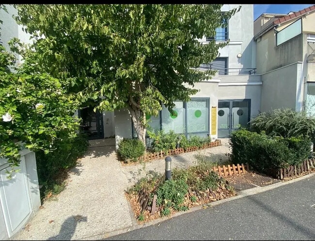 Plus de détails pour Local d'activités à louer