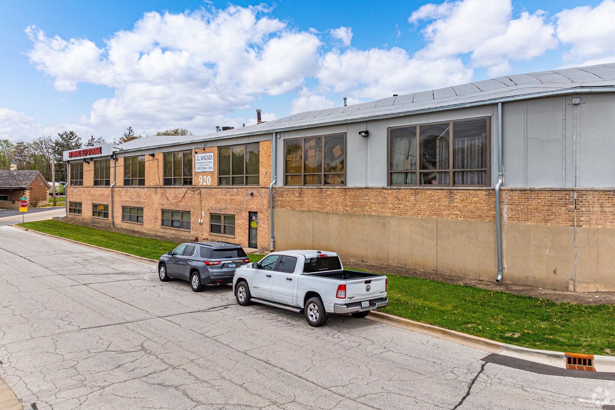 920 Cedar Ave, St Charles, IL à louer Photo principale– Image 1 sur 6